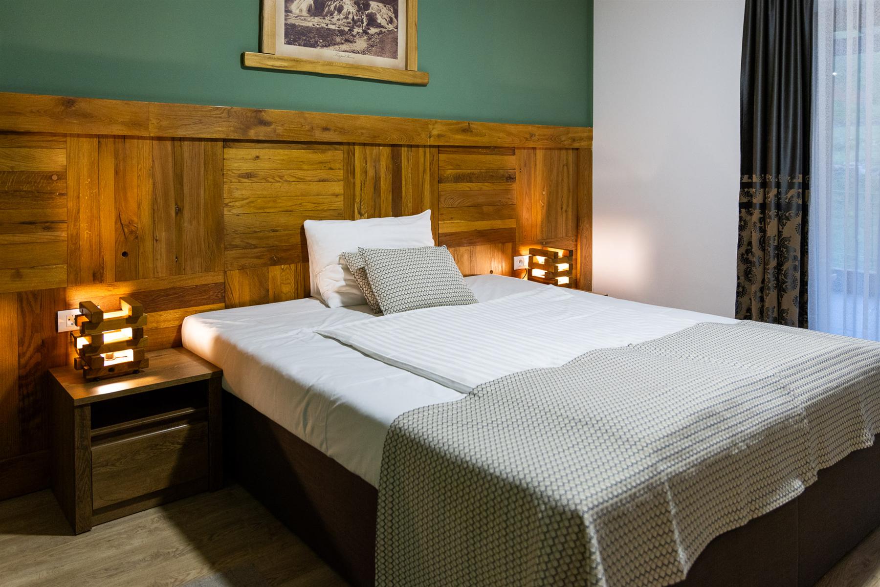 Deluxe Double Room with wooden headboard
